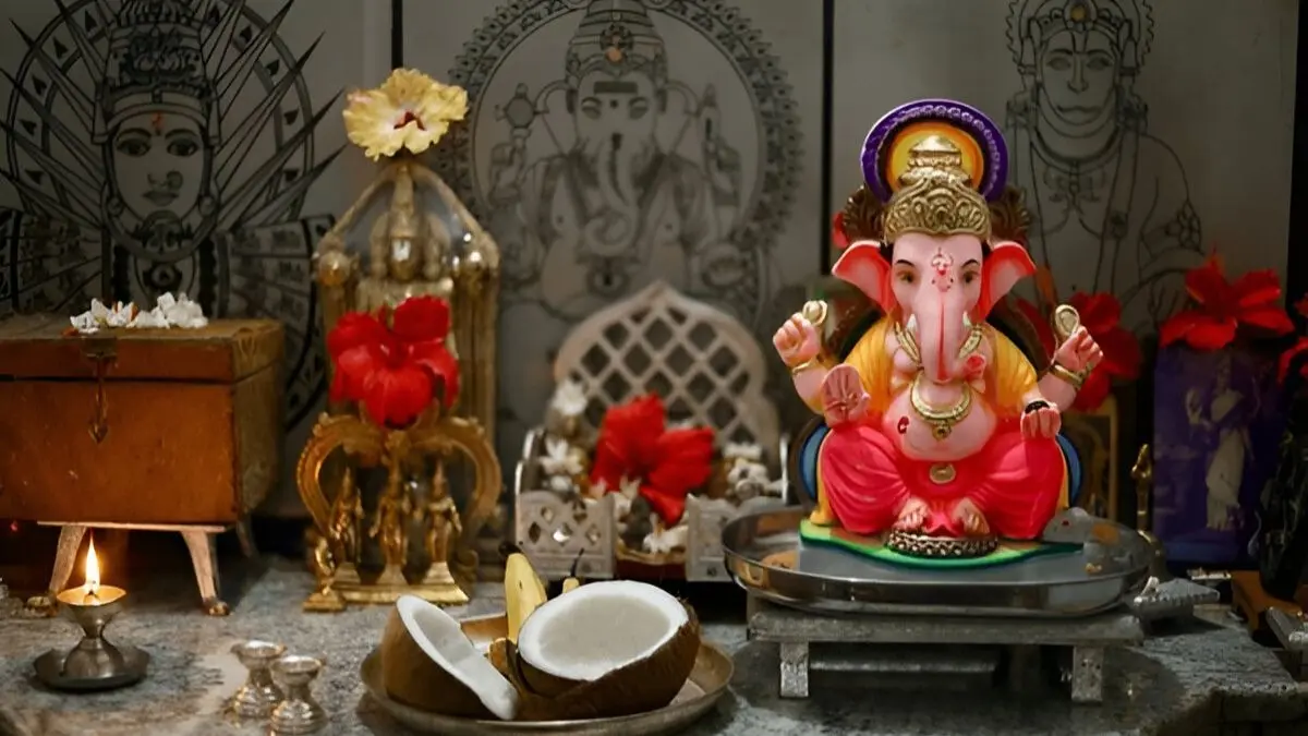 vastu tips is placing temple in bedroom is correct or not ghar mei mandir kaha rakhna chahiye