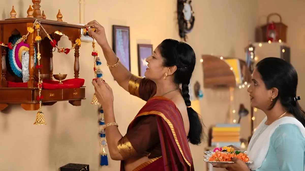 Vastu Tips: मंदिर को दीवार पर लगाना चाहिए या नहीं? कहीं गलत दिशा ही तो नहीं घर में नकारात्मक ऊर्जा का कारण...जानें क्या कहता है वास्तु vastu-tips-on-can-we-hang-mandir-on-wall-correct-way-to-place-temple-at-home