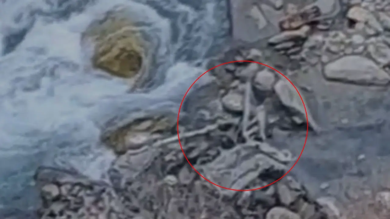 जम्मू कश्मीर के किश्तवाड़ में हादसा, गाड़ी के नदी में गिरने से चार लोगों की मौत, दो लापता Vehicle with 5 Falls Down in Gorge in Kishtwar