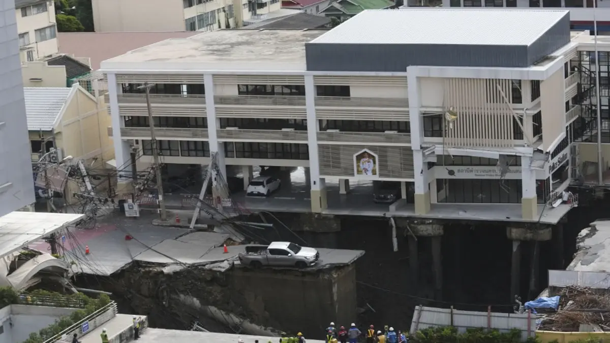 Terrifying Video Captures Moment As Bangkok Road Slowly Sinks Into Massive Sinkhole | WATCH Video Captures Moment Bangkok Road Sinks Into Massive Sinkhole | Watch