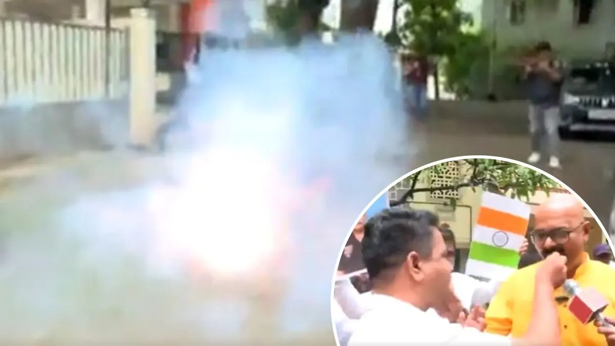 Video: Firecrackers Burst, Sweets Distributed Outside Acquitted Malegaon Case Accused Lt Col Prasad Purohit's House Video: Celebrations Outside Acquitted Malegaon Case Accused Lt Col Prasad Purohit's House