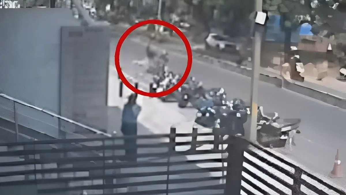Video Viral: ऑफिस ब्रेक बना काल, तेज रफ्तार बाइक ने छीनी 26 साल की बैंककर्मी की जिंदगी, सीसीटीवी में कैद हुई घटना video viral office break accident
