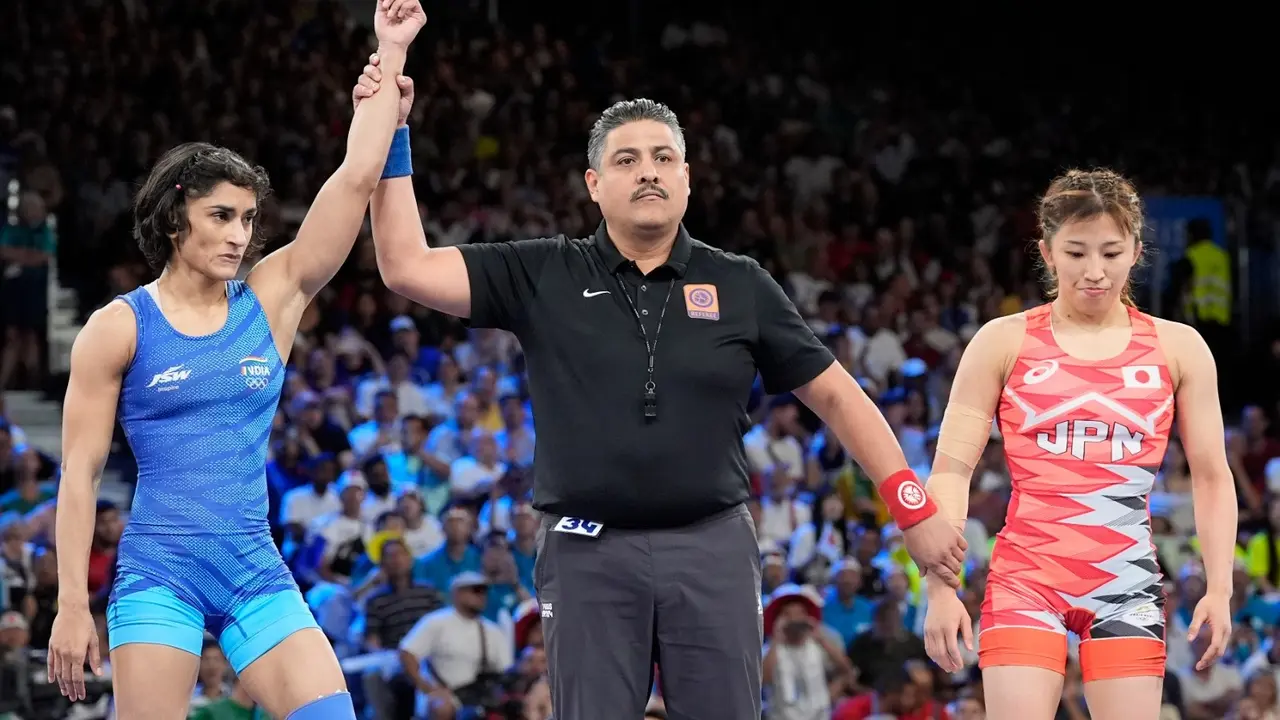 BREAKING: Vinesh Phogat stuns Tokyo Gold Medallist at Olympics 2024 with superb move in last 10 secs Vinesh Phogat stuns Yui Susaki at Paris Olympics