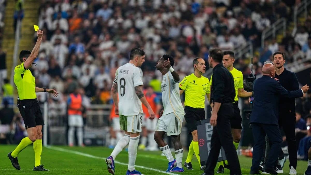 Vinícius Jr. gets a yellow card