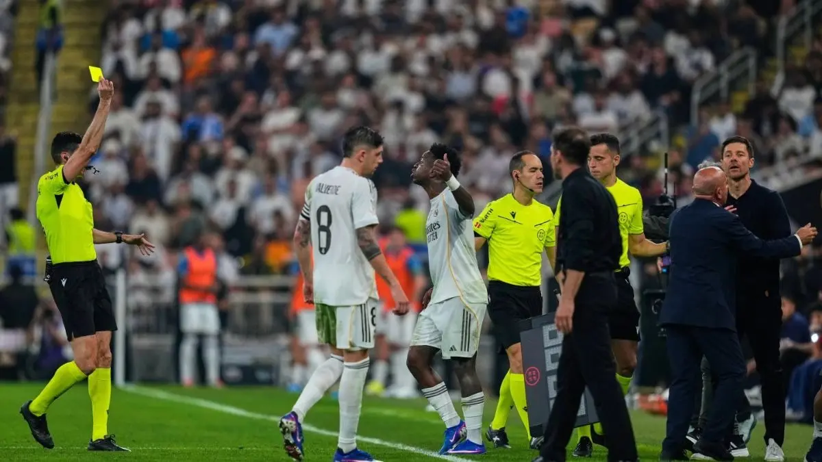 Vinícius Jr. gets a yellow card