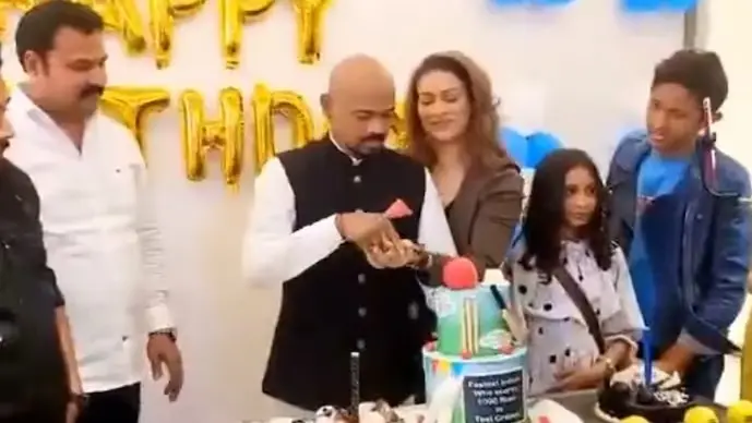 Vinod Kambli Gets Emotional While Celebrating 53rd Birthday In Thane During Routine Checkup, Video Goes Viral Vinod Kambli celebrates birthday with family in hospital