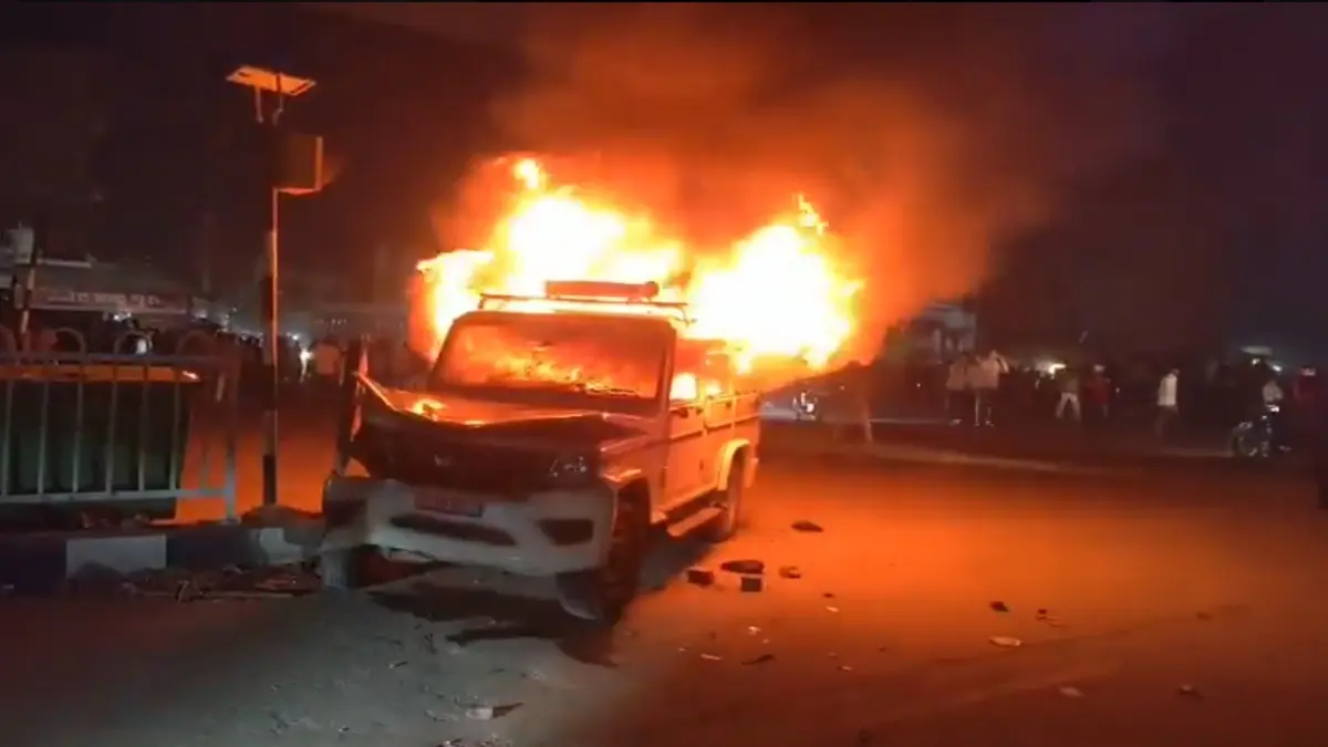 Violent Mob Sets Police Vehicle On Fire In Bihar's Gopalganj Over False Rumours Of Biker's Death Violent Mob Sets Police Vehicle On Fire In Bihar's Gopalganj Over False Rumours Of Biker's Death