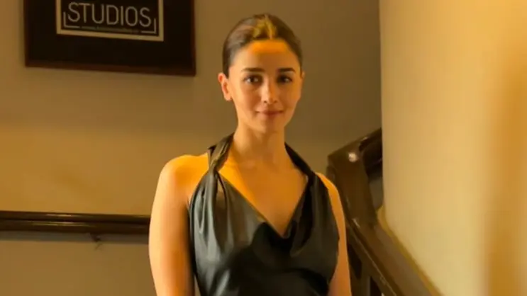 Viral: Alia Bhatt Suffers Wardrobe Malfunction