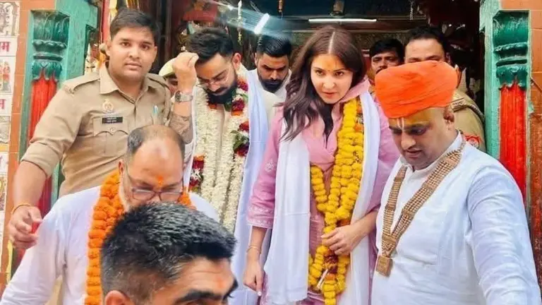 वृंदावन के बाद अब रामलला के दर पहुंचे विराट-अनुष्का, अयोध्या में हनुमान गढ़ी मंदिर में भी मत्था टेक लिया आशीर्वाद Viral Anushka Seeks Blessing at Hanuman Garhi Temple