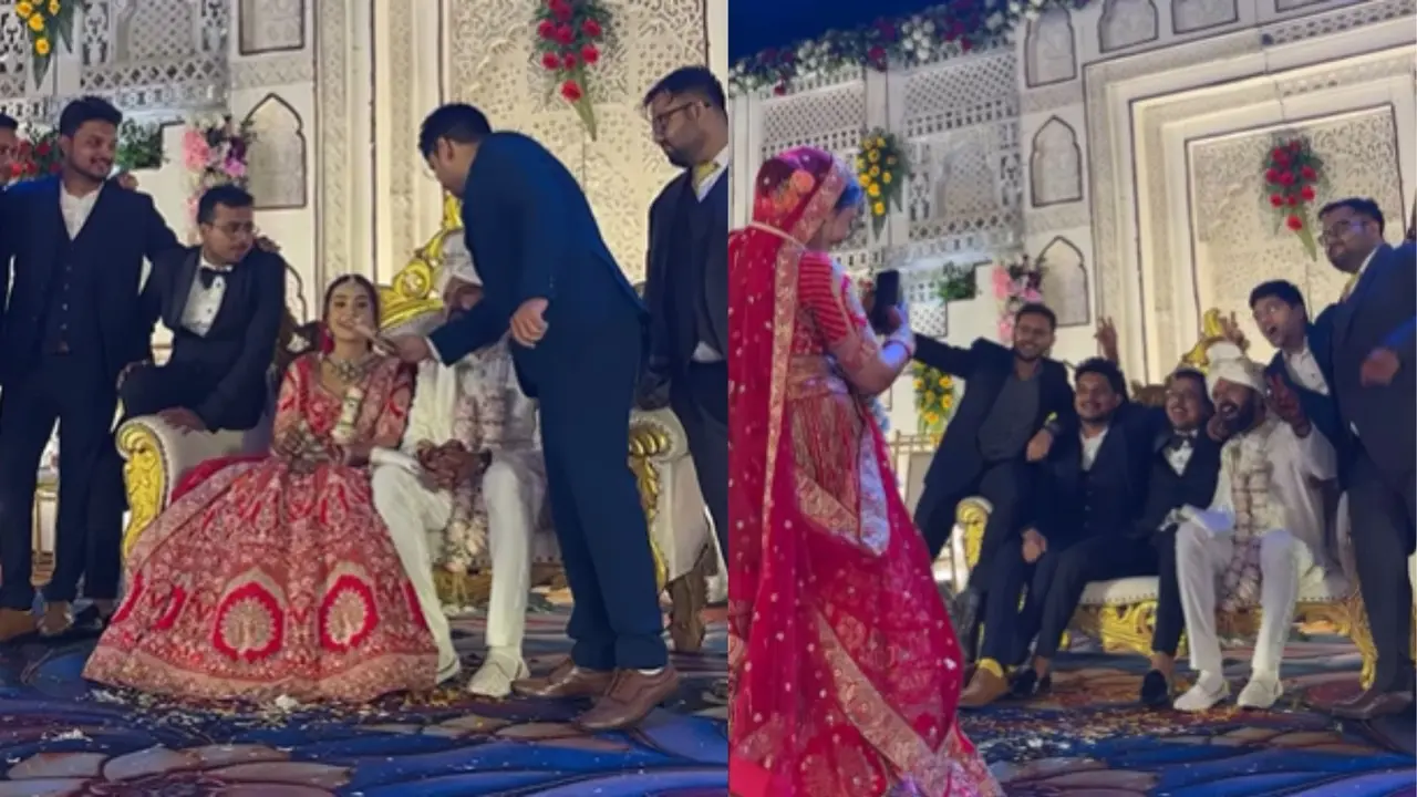 स्टेज पर चढ़े दूल्हे के यार, दुल्हन को ही बना दिया फोटोग्राफर; देने लगे पोज... VIRAL VIDEO पर आए करोड़ों व्यूज Viral Video