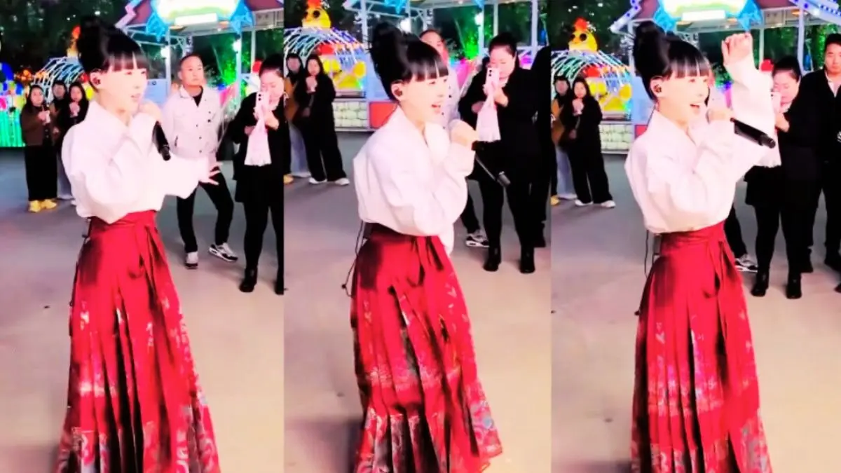 VIDEO: विदेशी लड़की ने स्ट्रीट पर गाया 'मोहब्बतें' फिल्म का गाना, लोगों ने पहले की तारीफ; फिर क्यों लेने लगे मौज Viral Video