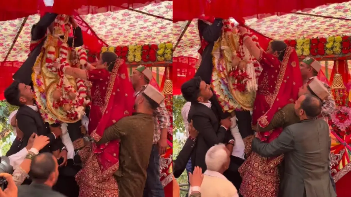 पहले आप-पहले आप... दूल्हे को दोस्त ने ऐसे उछाला कि सिर चला गया टेंट से बाहर, दूल्हा-दुल्हन दोनों गोद में; जयमाला का VIDEO VIRAL Viral Video
