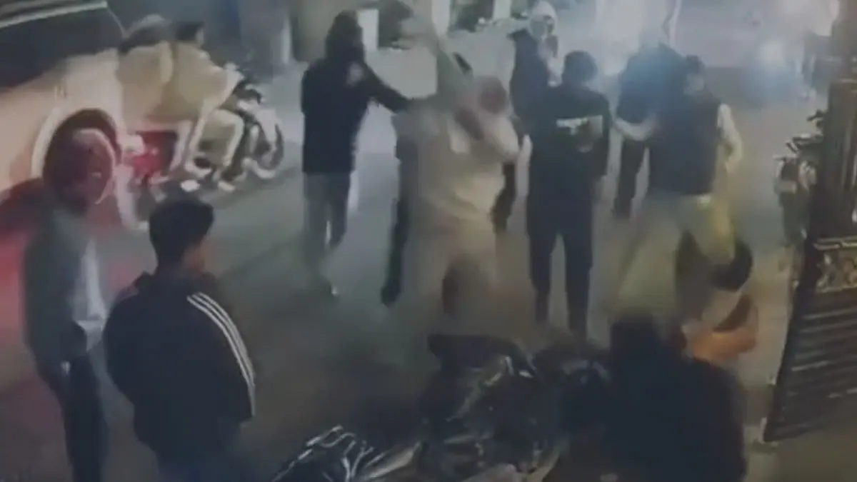 Viral Video Captures Group Of Men Brutally Attacking 2 With Swords And Sticks On Dehradun Street, 5 Arrested | WATCH Viral Video Captures Group Of Men Brutally Attacking 2 With Swords And Sticks On Dehradun Street