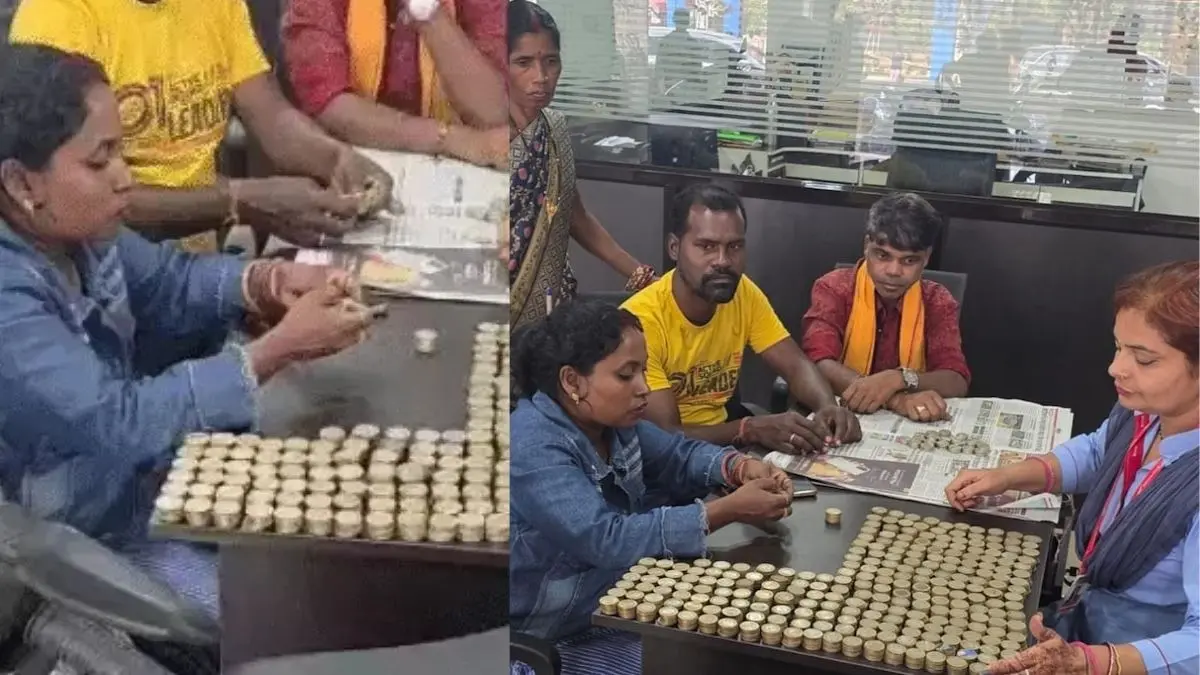 viral video of chhattisgarh farmer buys scooty for his daughter paid 40 thousand in coins
