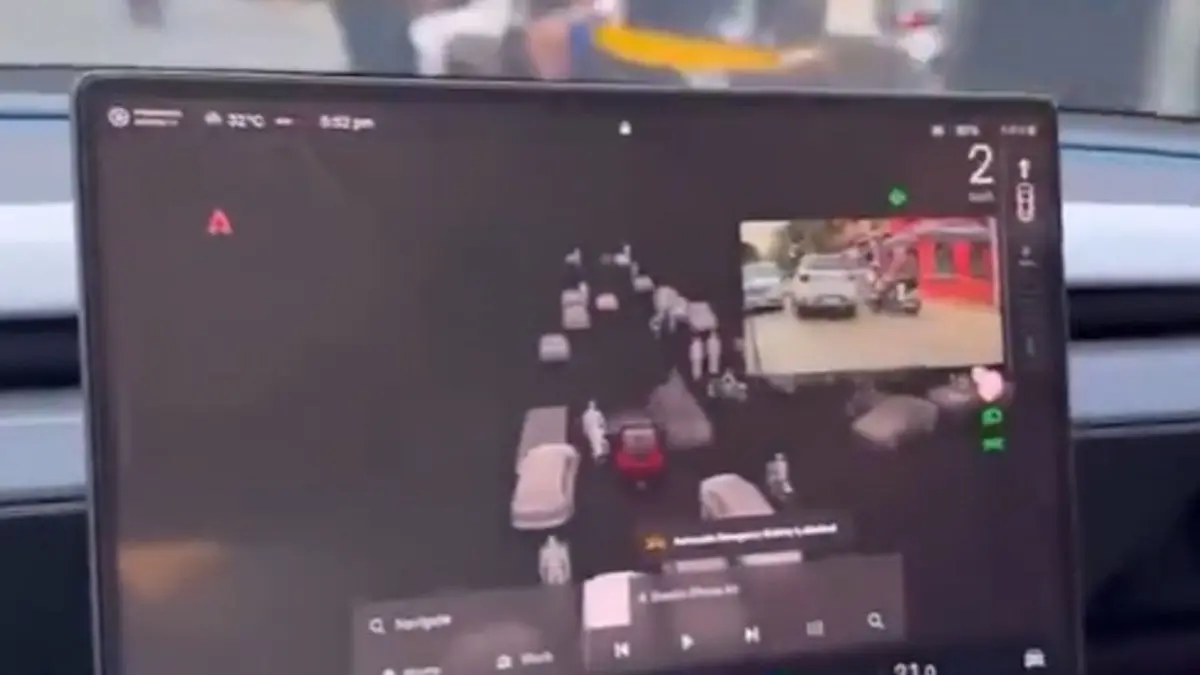 Viral Video Claims To Show Tesla Vehicle Navigating Congested Indian Roads, Internet Reacts Viral Video Shows Tesla Vehicle Navigating Indian Roads, Internet Reacts