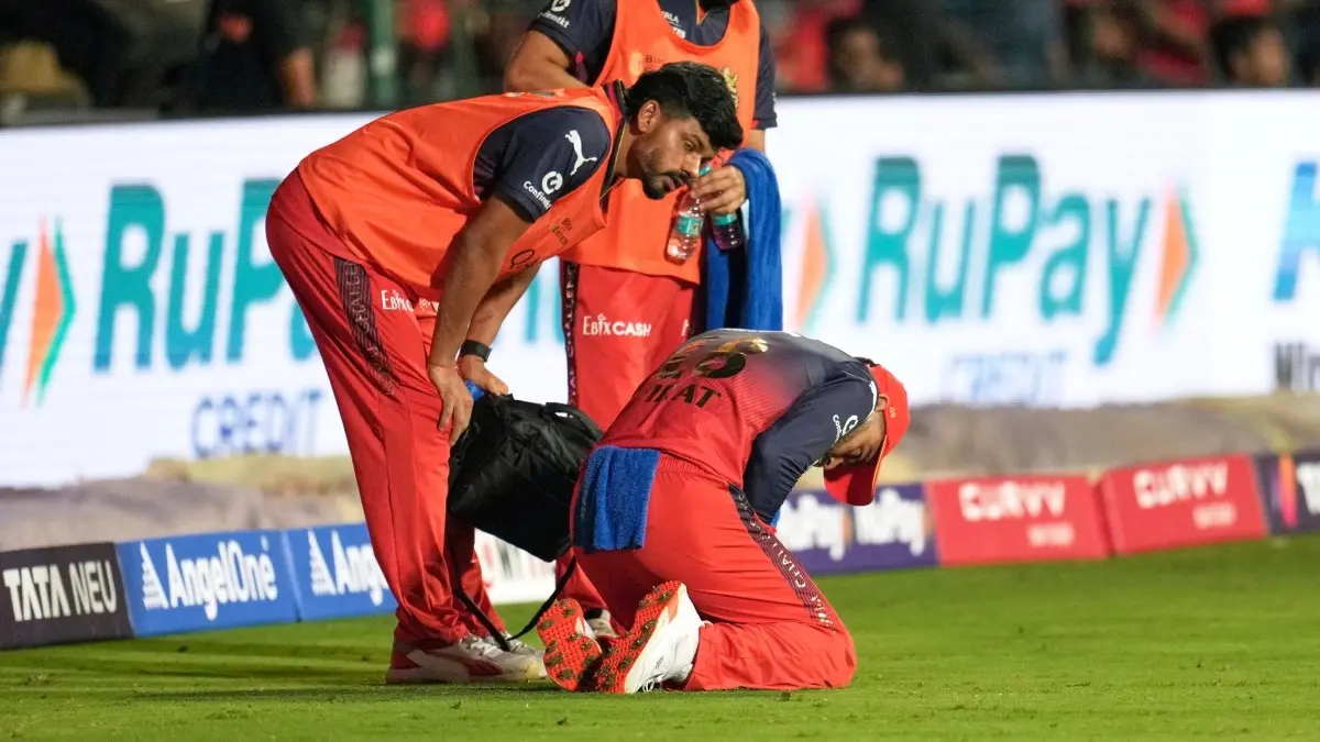 Virat Kohli Hurts Thumb While Fielding, Avoids Massive Injury Scare During IPL Clash Against Gujarat Titans Virat Kohli