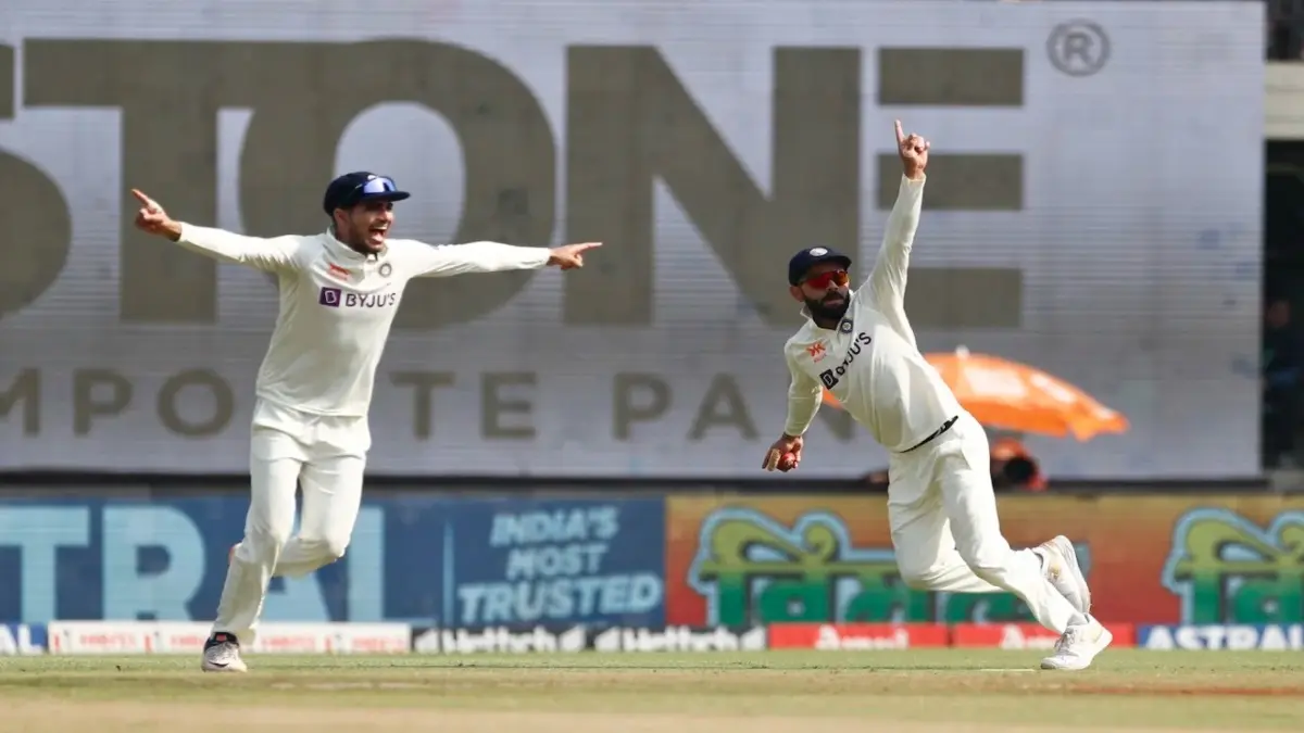 Virat Kohli and Shubman Gill appeal for a catch