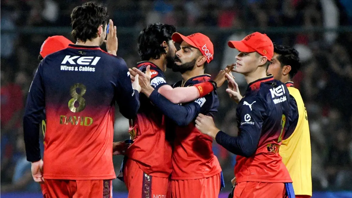 Virat Kohli, Krunal Pandya and teammates celebrate wicket during DC vs RCB clash