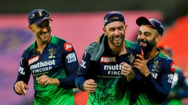 Virat Kohli with Faf du Plessi and Glenn Maxwell