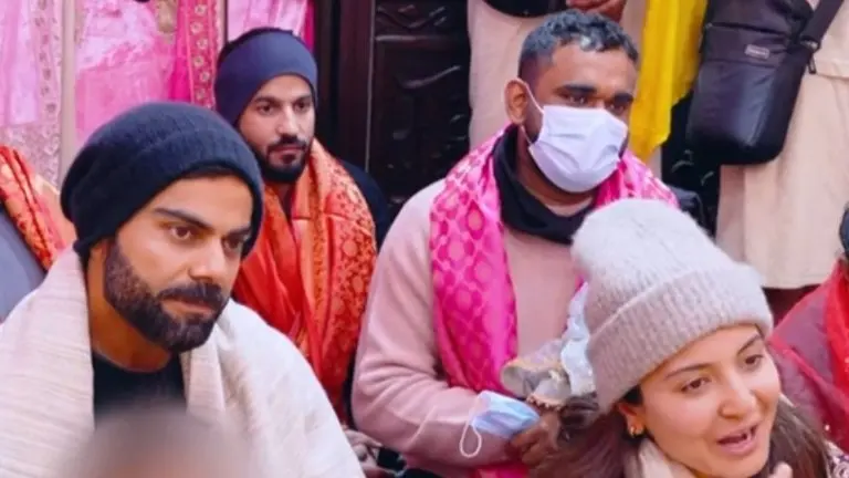 Virat Kohli, Anushka Sharma Visit Premanand Maharaj Ji at Vrindavan; PIC Goes VIRAL Virushka at Vrindavan