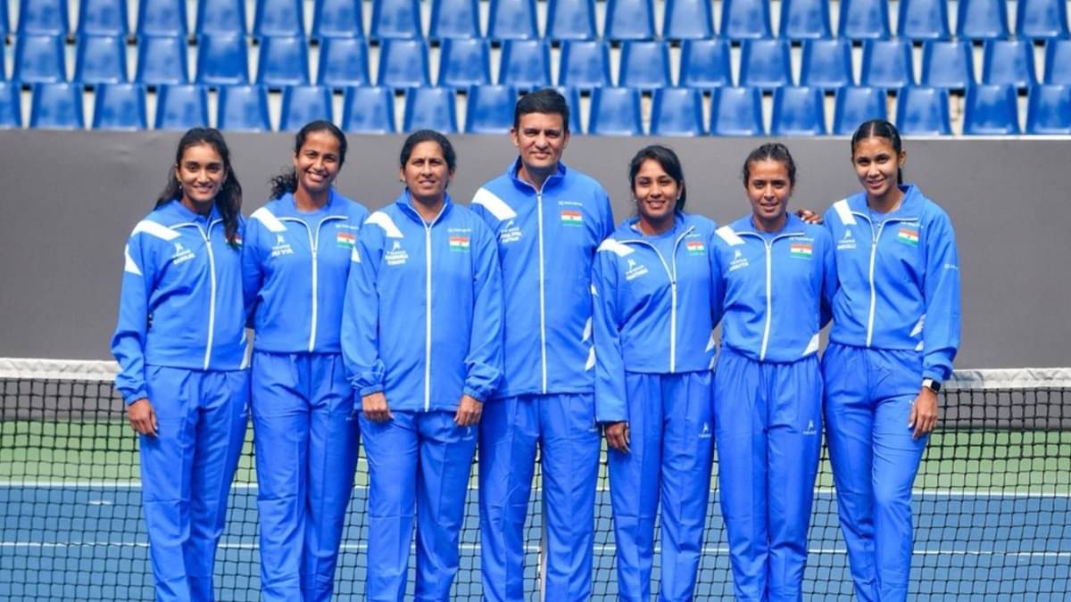 Vishal Uppal with Indian women tennis players