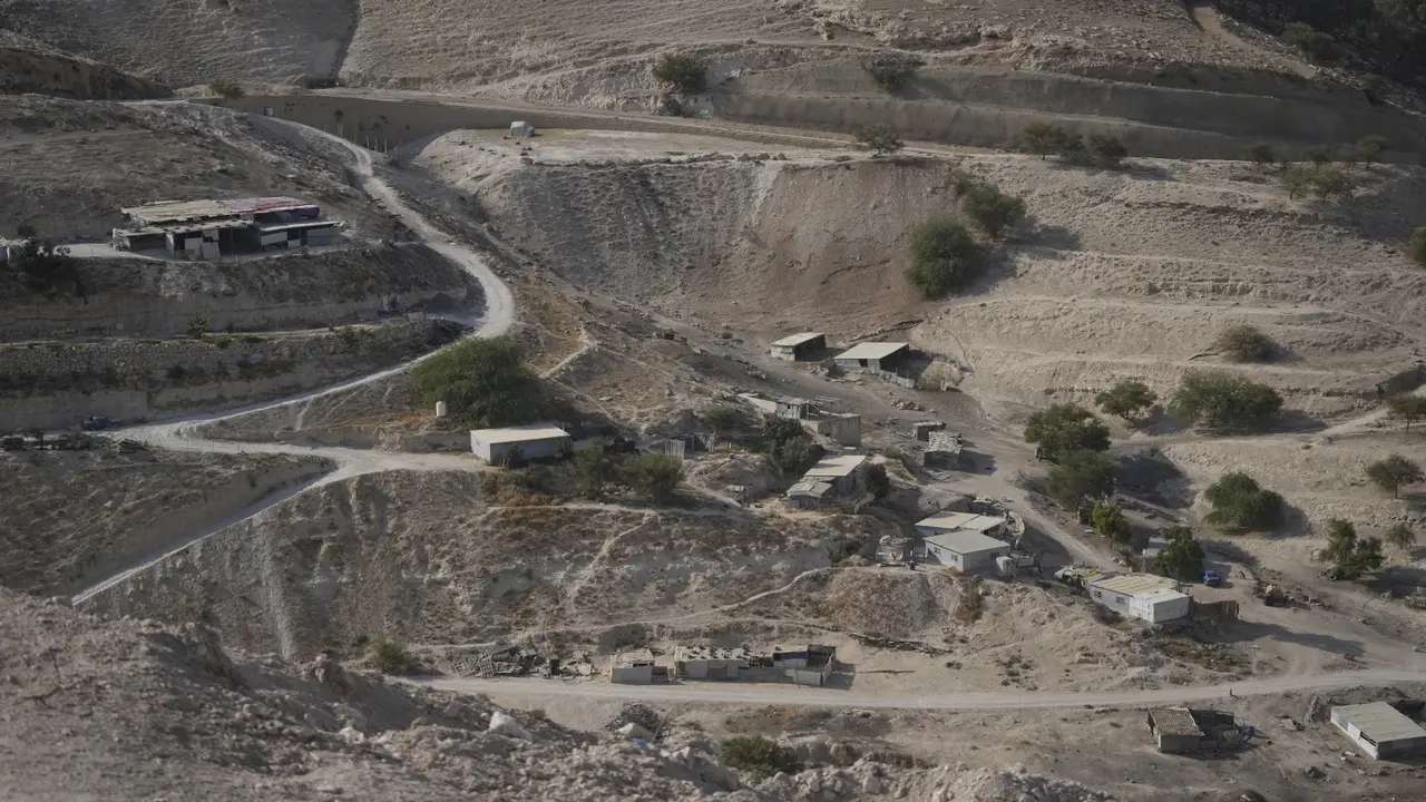 Israel approves controversial settlement project in the Occupied West Bank Visual of the E1 area, an open tract of land east of Jerusalem ,between the Israeli settlement of Maale Adumim, left and the Occupied West Bank town of Eizariya ,right