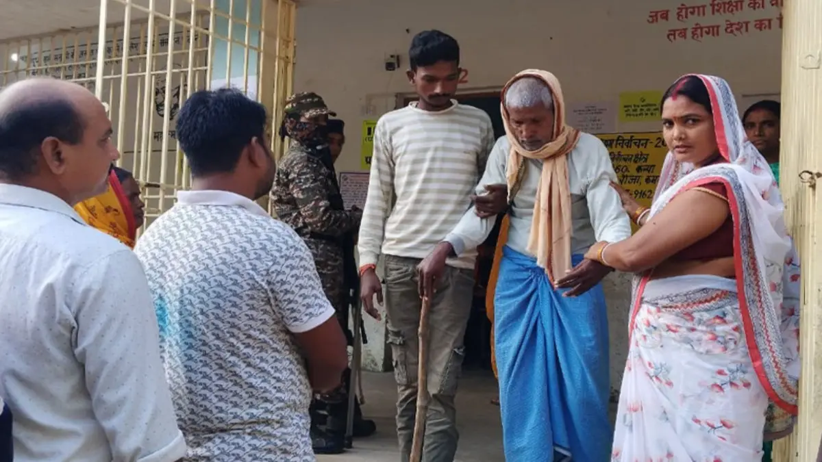 Voters casting their votes in Bihar.