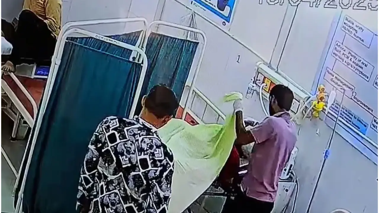 Caught on Cam: UP Ward Boy Steals Earrings from Deceased Woman, Flees as Video Goes Viral Ward Boy Caught On Camera Stealing Jewellery