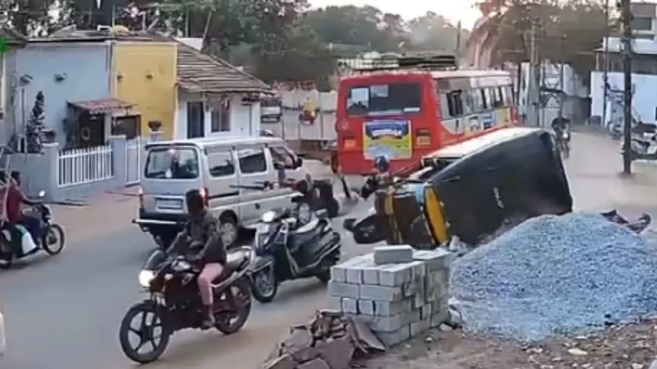 WATCH | Man Flung into Air as Speeding Auto Rams into Bike in Karnataka's Gadag WATCH | Man Flung into Air as Speeding Auto Rams into Bike in Karnataka's Gadag