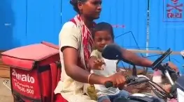 Watch: Netizens Applaud Female Food Delivery Agent Riding Bike with Her Child; Call her 'Sherni' Watch: Netizens Applaud Female Food Delivery Agent Riding Bike with Her Child; Call her 'Sherni