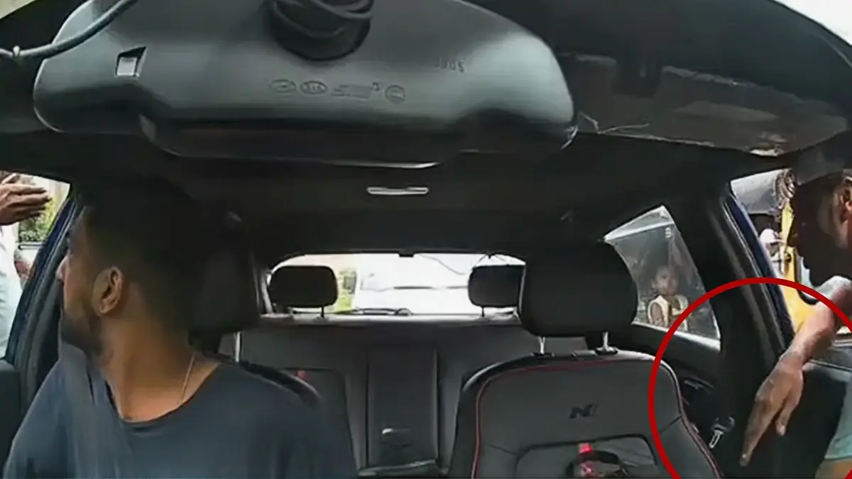 Watch: ‘Thak-Thak Gang’ Distracts Driver for 5 Seconds, Steals iphone From Moving Car on Kurla Bridge Watch: ‘Thak-Thak Gang’ Distracts Driver for 5 Seconds, Steals iPhone on Kurla Bridge