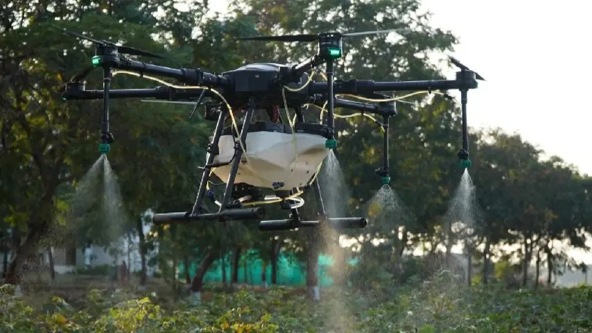 Delhi Pollution: दिल्ली में प्रदूषण के खिलाफ जंग तेज, ड्रोन से किया गया पानी का छिड़काव water sprinkled with drones