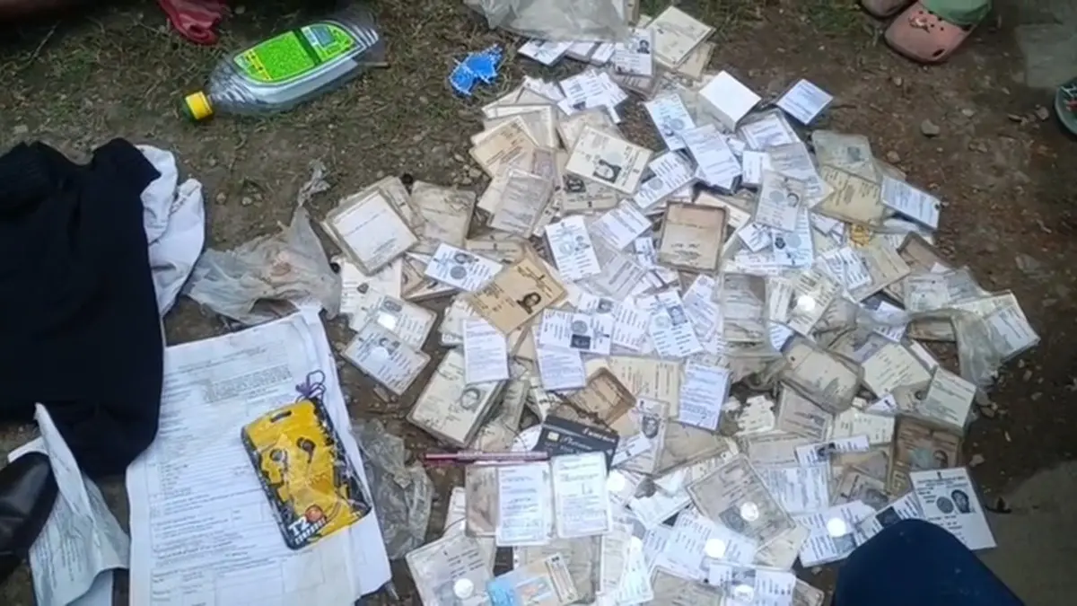 West Bengal Voter ID Card Mystery: Over 100 Cards Recovered From Suspicious Person In Kalyani West Bengal Voter ID Card Mystery: Over 100 Cards Recovered From Person