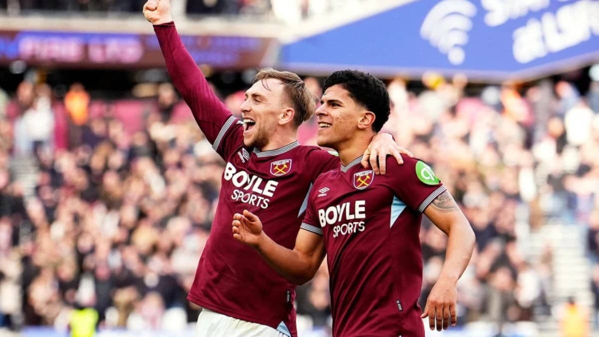 West Ham players celebrating scoring against Sunderland