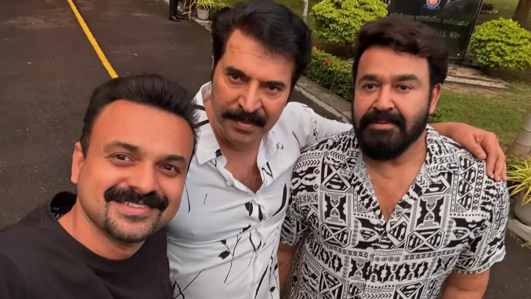 Malayalam Veteran Stars Mammootty, Mohanlal Reuniting For A Film? Selfie Goes Viral Malayalam Veteran Stars Mammootty, Mohanlal Reuniting For A Film? Selfie Goes Viral