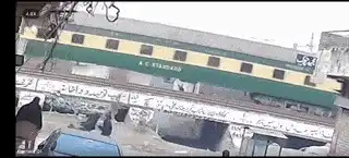 Train derails in Pakistan