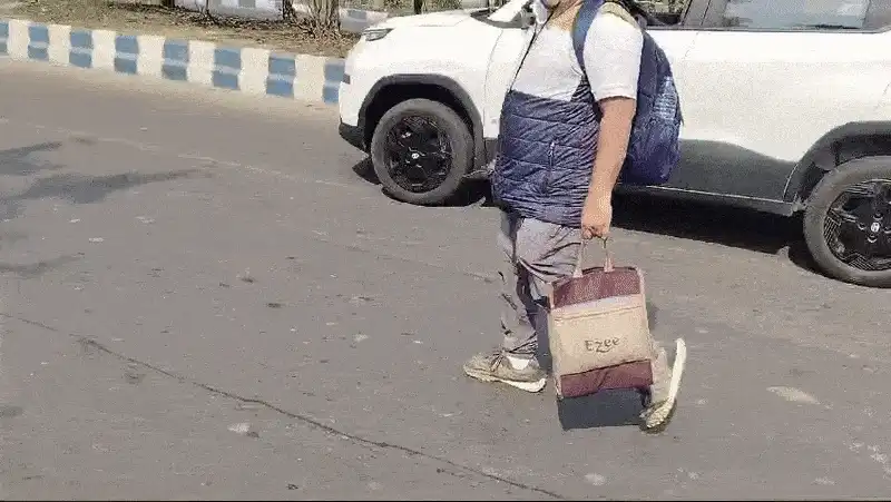 Kolkata Knife Attack: Govt Employee Stabs Colleagues Over Denial of Leave, Threatens Cops| Video Kolkata Knife Attack: Govt Employee Stabs Colleagues, Threatens Cops With Blood-Soaked Weapon