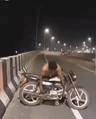 Bizarre: Man Takes Reel Craze to the Next Level, Lifts Bike on Highway | WATCH Bizarre: Man Takes Reel Craze to the Next Level, Lifts Bike on Highway | WATCH