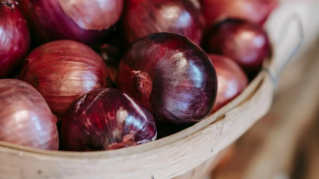 Why You Should Eat Raw Onions During Peak Summer Months: Discover Its Benefits