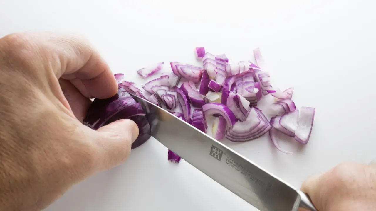 Why You Should Eat Raw Onions During Peak Summer Months: Discover Its Benefits