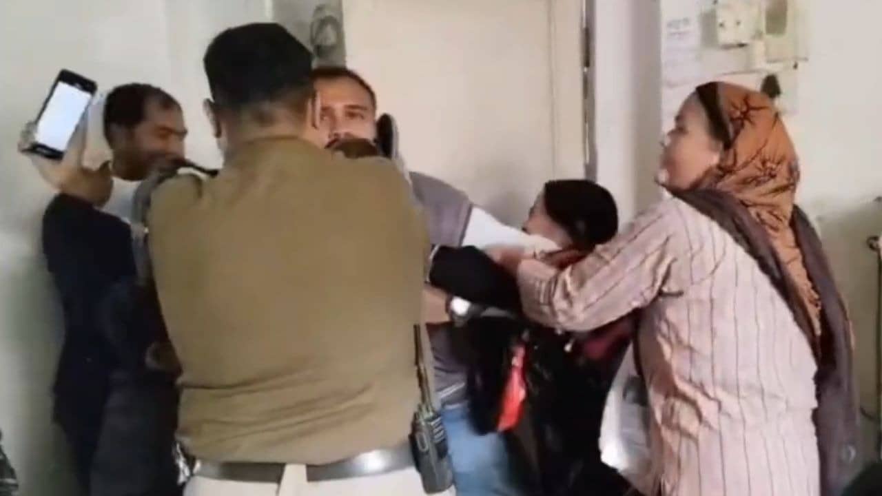 VIDEO: ‘चप्पल काढ आणि मला आवाज दे…’, पत्नीने पोलिस ठाण्यात घुसून एएसआय पतीला बेदम मारहाण, प्रेयसीसोबत पकडल्यावर घडला हाय व्होल्टेज ड्रामा.