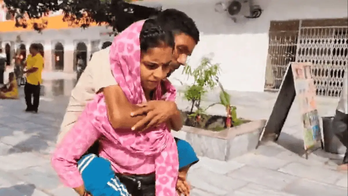 Woman Carry Paralysed Husband During Kanwar Yatra