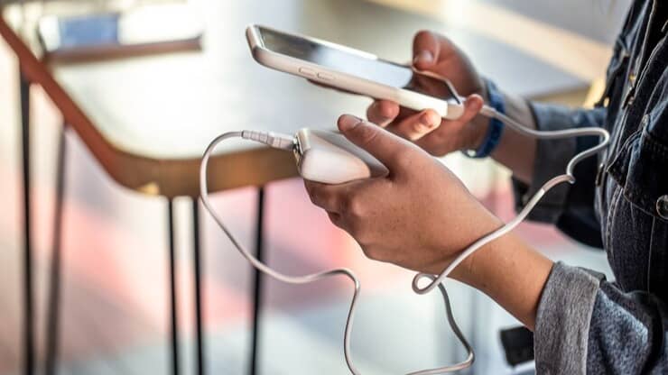 UP: Woman Dies of Electrocution While Removing Phone from Charge ...