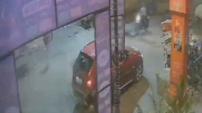 Caught on Cam: Woman Gets Down from Her BMW to Steal Flowerpot in Noida Woman Gets Down from Her BMW to Steal Flowerpot in Noida