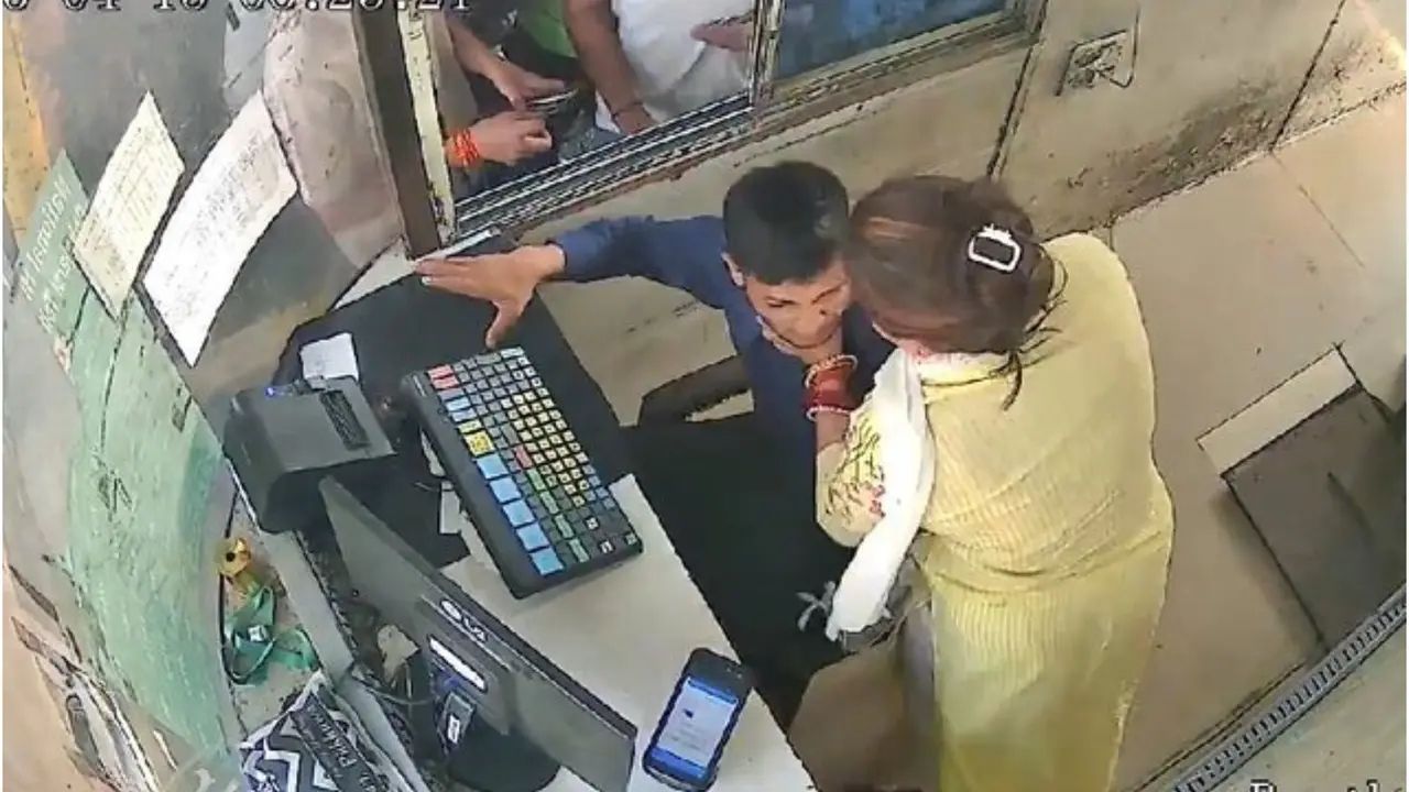 '7 Slaps in 4 Seconds': Woman Assaults Toll Employee Over FASTag Issue, Video Goes Viral Woman Slaps Toll Employee