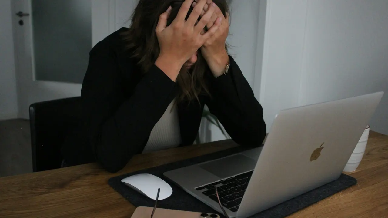 '15-Hour Shift, Broke Down': Indian Techie Shares Harrowing Experience of Working in a Start-Up Workplace stress in India