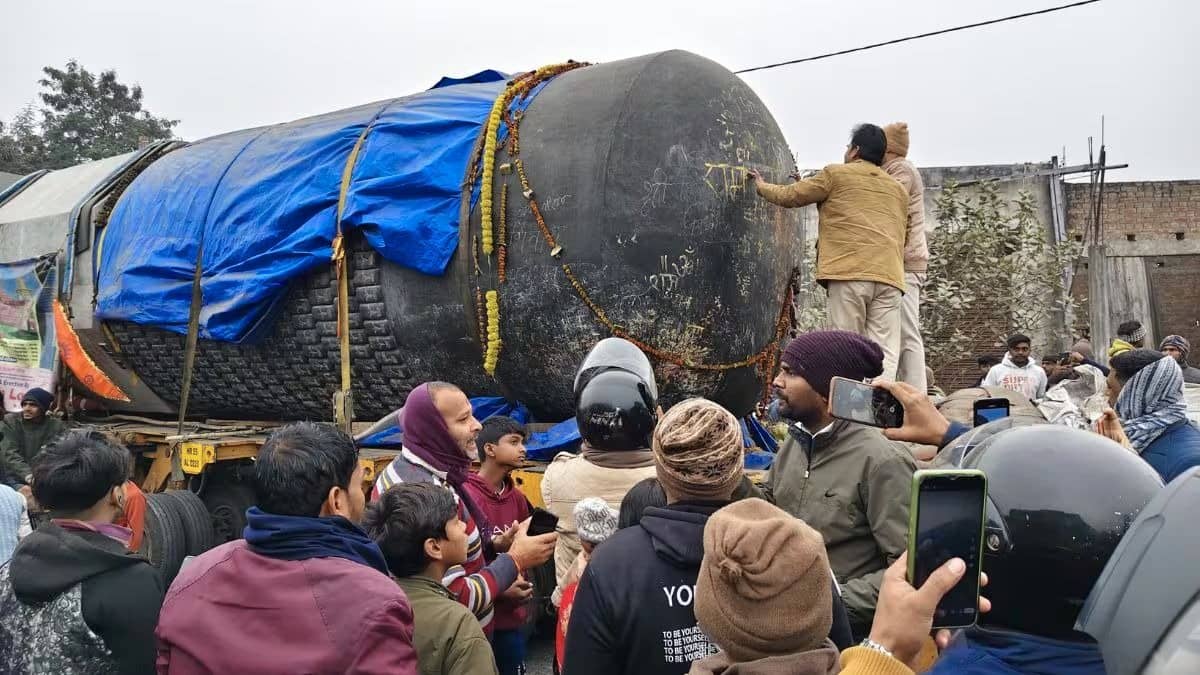 world largest shivling arrived in gopalganj bihar from tamil nadu in ramayan temple
