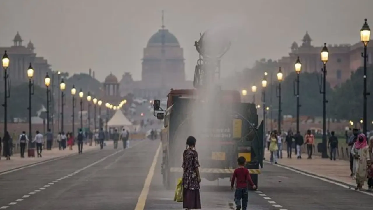 Dense Smog Engulfs Delhi: Air Quality Edges Closer To ‘Severe’ Category; AQI Flares To 391 x