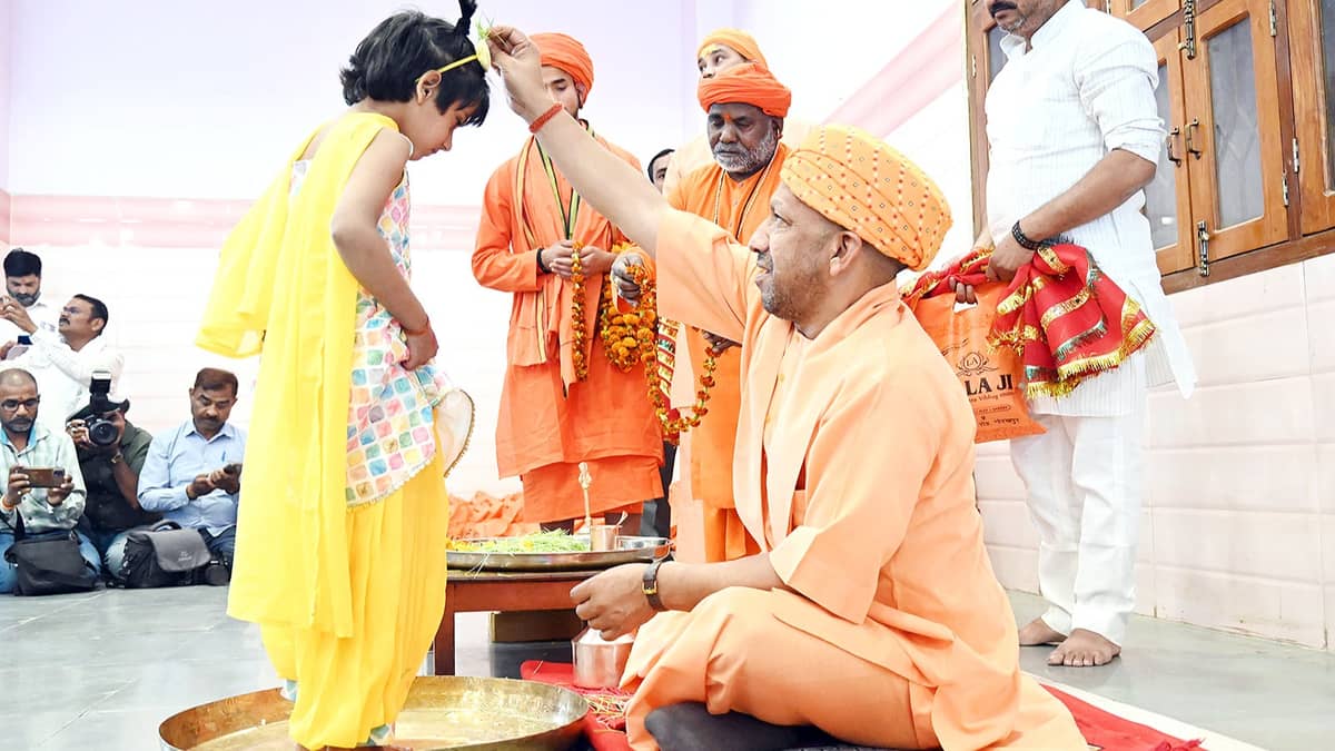 CM योगी आदित्यनाथ ने गोरखनाथ मंदिर में कन्या पूजन किया और श्री राम जन्मोत्सव मनाया 2 Yogi Adityanath Performs 'Kanya Pujan' at Gorakhnath Temple on Ram Navami | WATCH | Republic World