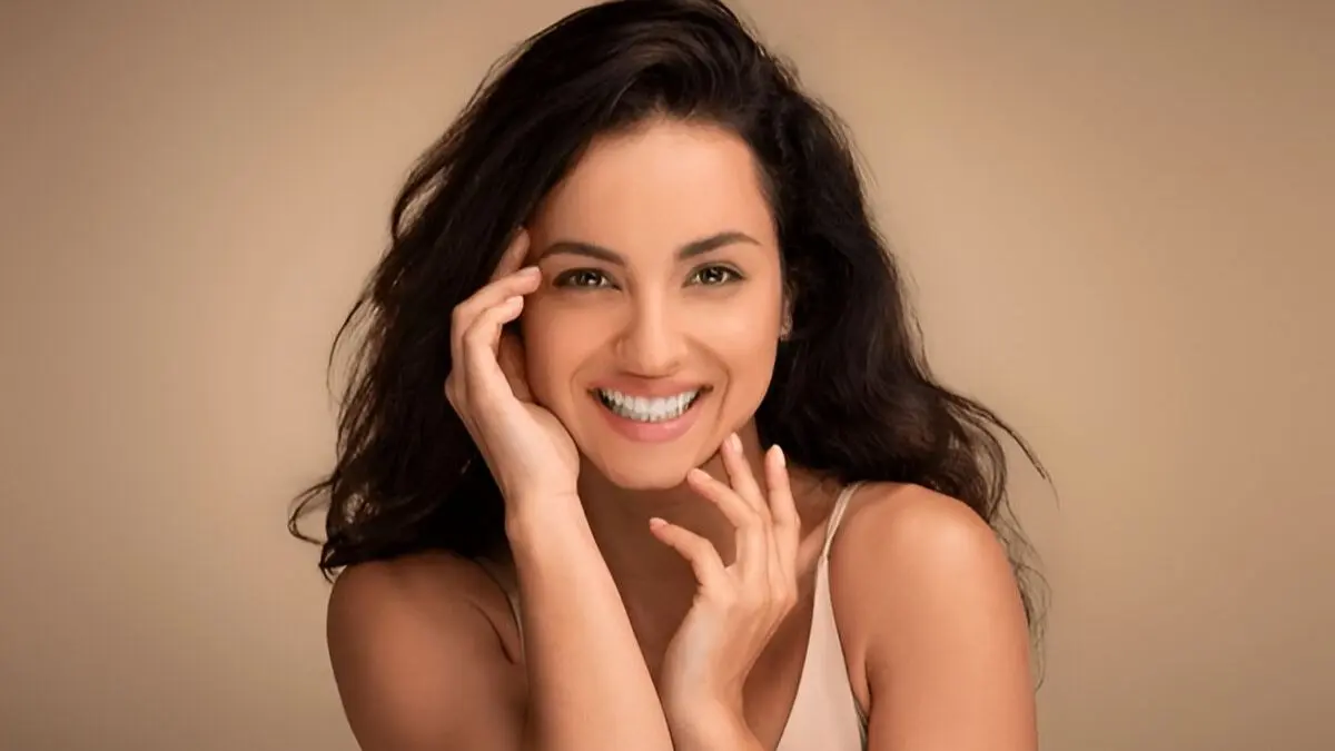 anti ageing treatment for and young and glowing skin using aloe vera gel on face